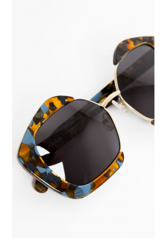 Okulary przeciwsłoneczne w oprawkach we wzór przypominający panterkę