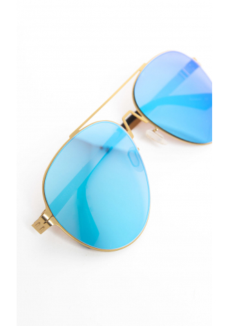 Okulary przeciwsłoneczne z niebieskimi, lustrzanymi szkłami