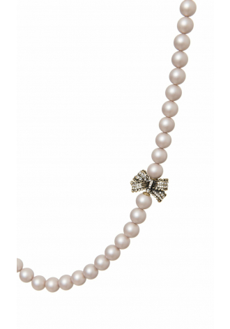 Krótki naszyjnik z pereł z ozdobnym detalem w kształcie wstążeczki wysadzanej kryształami