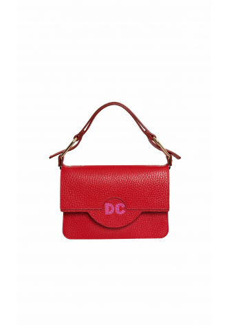 Mała, czerwona torebka z logo DC, zamykana na zatrzask z krótkim uchwytem i dodatkowym długim paskiem ze złotymi zdobieniami