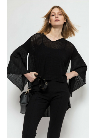 Czarny, ażurowy sweterek z deloktem V i rozszerzonymi rękawami z plisowaniem i plisowaną wstawką z tyłu