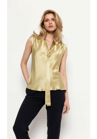 Złota, jedwabna bluzka z marszczeniami na ramionach oraz ozdobnym szaliczkiem