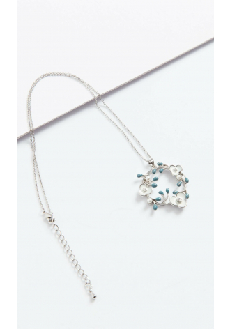Długi naszyjnik w kolorze srebrnym z ozdobą w kształcie wianka biało-niebieskich kwiatów