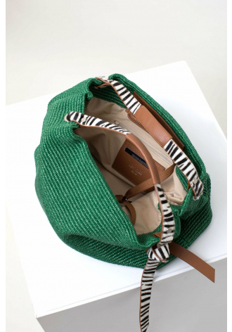 Zielona, pleciona torebka z zapięciem na suwak z ozdobnymi wstawkami z motywem zebry