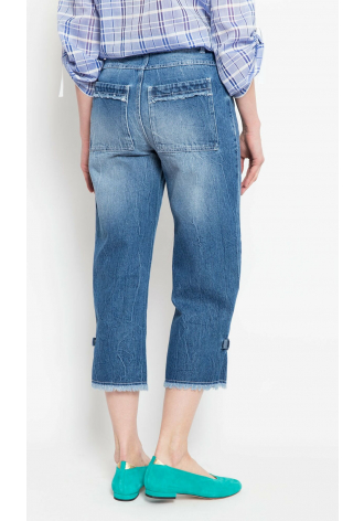 Szerokie, strzępione u dołu jeansy z dużymi kieszonkami na tyle