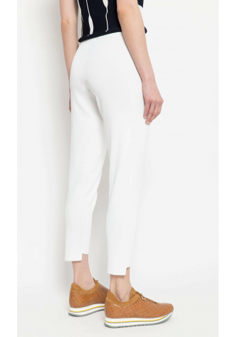 Białe, dopasowane spodnie o długości 7/8 z asymetryczną nogawką