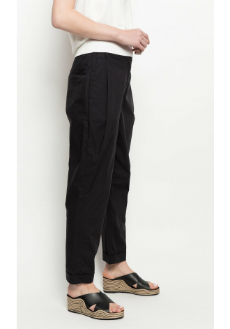 Klasyczne, bawełniane, czarne spodnie z kieszeniami, wąską nogawką u dołu z mankietami