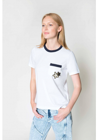 Biały, bawełniany t-shirt z krótkim rękawem z kieszonką i ozodbnymi gwiazdkami i granatowymi wykończeniami