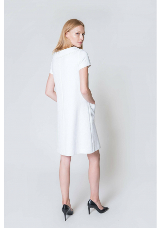 Biała sukienka z krótkim rękawem, fantazyjnym dekoltem z ozdobnymi suwakami oraz dużymi naszytymi kieszeniami