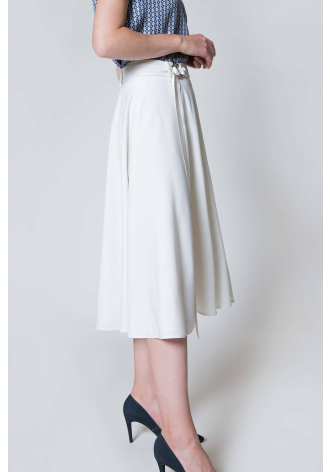 Biała, rozkloszowana spódnica z kieszeniami i paskiem w tali