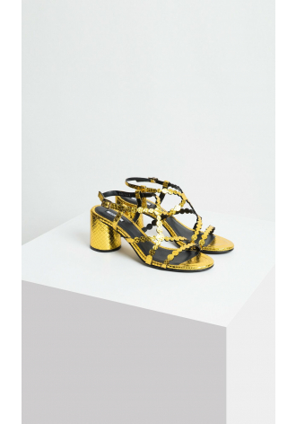 Złote, metalizowane sandały na obcasie z cienkimi paseczkami