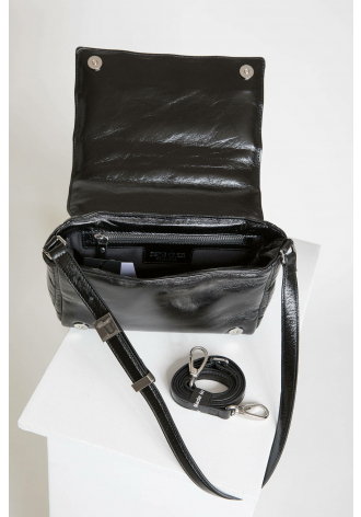 Mała, czarna, pikowana torebka z delikatnie lakierowanej skóry z regulowanym krótkim paskiem i dopinanym długim