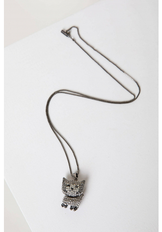 Długi naszyjnik z wisiorkiem w kształcie kota, bogato zdobiony
