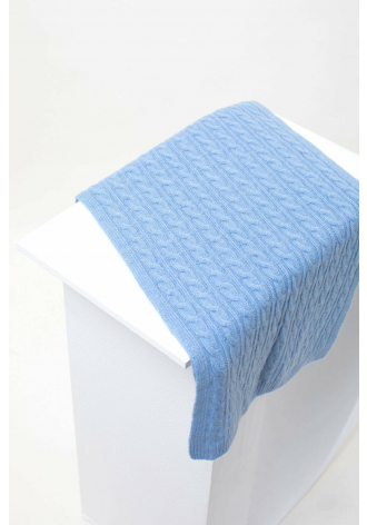 Błękitny, dzianinowy szal ze splotem warkoczowym, można kompletować z czapką i rękawiczkami z tej samej linii