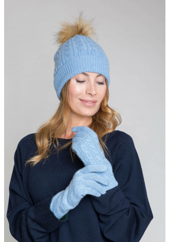 Błękitne, dzianinowe rękawiczki ze splotem warkoczowym, można kompletować z  czapką i szalikiem z tej samej linii