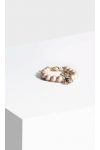 Bransoletka z pereł w odcieniach pudrowego różu z biżuteryją kokardą wysadzaną kamieniami