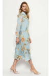 Błękitna, jedwabna sukienka z kwiatowym nadrukiem o luźnym kroju i asymetryczną falbaną u dołu 