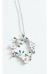 Długi naszyjnik w kolorze srebrnym z ozdobą w kształcie wianka biało-niebieskich kwiatów