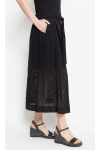 Czarna, rozkloszowana spódnica midi z ażurowej, prześwitującej bawełny z ozdobnym wiązaniem w pasie