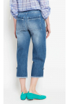 Szerokie, strzępione u dołu jeansy z dużymi kieszonkami na tyle
