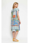 Prosta, lekko rozkloszowana sukienka z kolorowego drukowanego jedwabiu