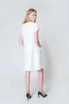 Biała sukienka z krótkim rękawem, fantazyjnym dekoltem z ozdobnymi suwakami oraz dużymi naszytymi kieszeniami