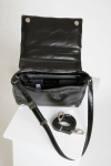 Mała, czarna, pikowana torebka z delikatnie lakierowanej skóry z regulowanym krótkim paskiem i dopinanym długim