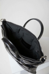Duża, czarna, błyszcząca torba ze stemplami w kształcie gładkich kółek, z rączkami i długim dopinanym paskiem