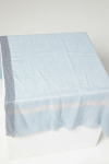 Wełniany szal w dużą niebiesko-szarą kratę, karbowana faktura z postrzępionym brzegiem