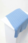 Błękitny, dzianinowy szal ze splotem warkoczowym, można kompletować z czapką i rękawiczkami z tej samej linii