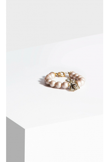 Bransoletka z pereł w odcieniach pudrowego różu z biżuteryją kokardą wysadzaną kamieniami