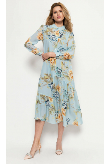 Błękitna, jedwabna sukienka z kwiatowym nadrukiem o luźnym kroju i asymetryczną falbaną u dołu 