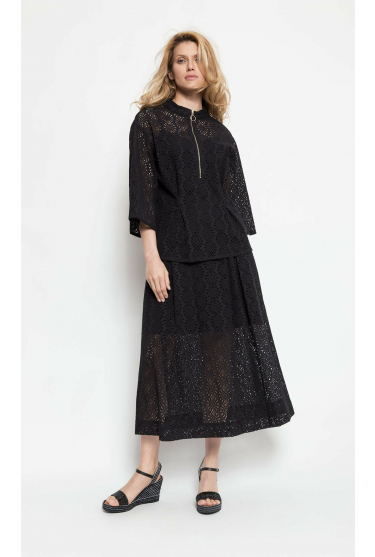 Czarna, rozkloszowana spódnica midi z ażurowej, prześwitującej bawełny z ozdobnym wiązaniem w pasie