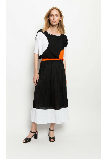 Długa, czarna, plisowana spódnica z białym i pomarańczowym akcentem