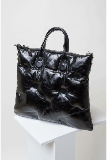 Duża, czarna, błyszcząca torba ze stemplami w kształcie gładkich kółek, z rączkami i długim dopinanym paskiem