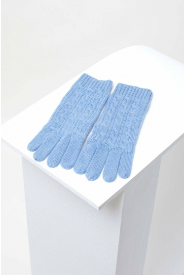 Błękitne, dzianinowe rękawiczki ze splotem warkoczowym, można kompletować z  czapką i szalikiem z tej samej linii